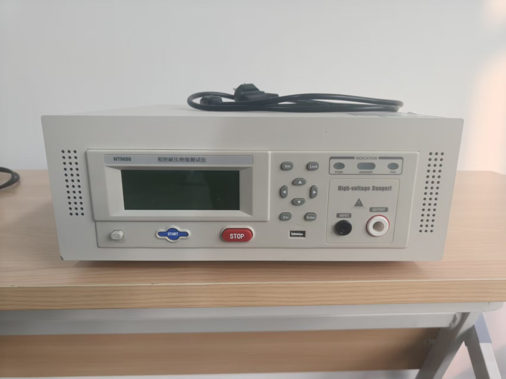 绝缘耐压测试仪